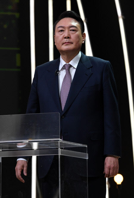 윤석열 국민의힘 대통령 후보가 지난 3일 서울 영등포구 KBS 공개홀에서 열린 지상파 방송 3사(KBS·MBC·SBS) 합동 초청 대선후보 토론회를 준비하고 있다.<연합뉴스>